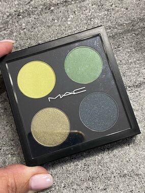 NWOB MAC x Simpsons “That Trillion Dollar Look” Eyeshadow Quad Ltd Ed